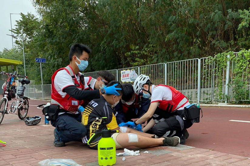 隊員正在為傷者處理傷口。