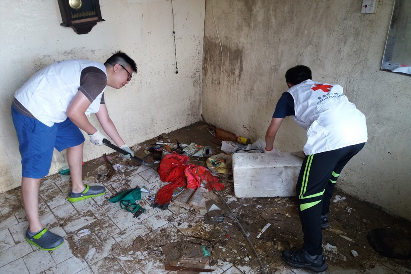 本會義工及員工協助居民清理受颱風吹襲的家居